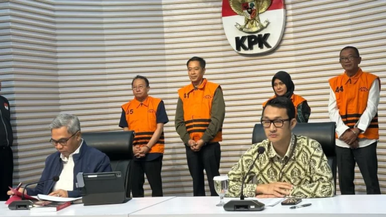6878ef0344ffc-tersangka-dugaan-pemerasan-izin-kerja-tka-di-kemnaker-ditahan_1265_711